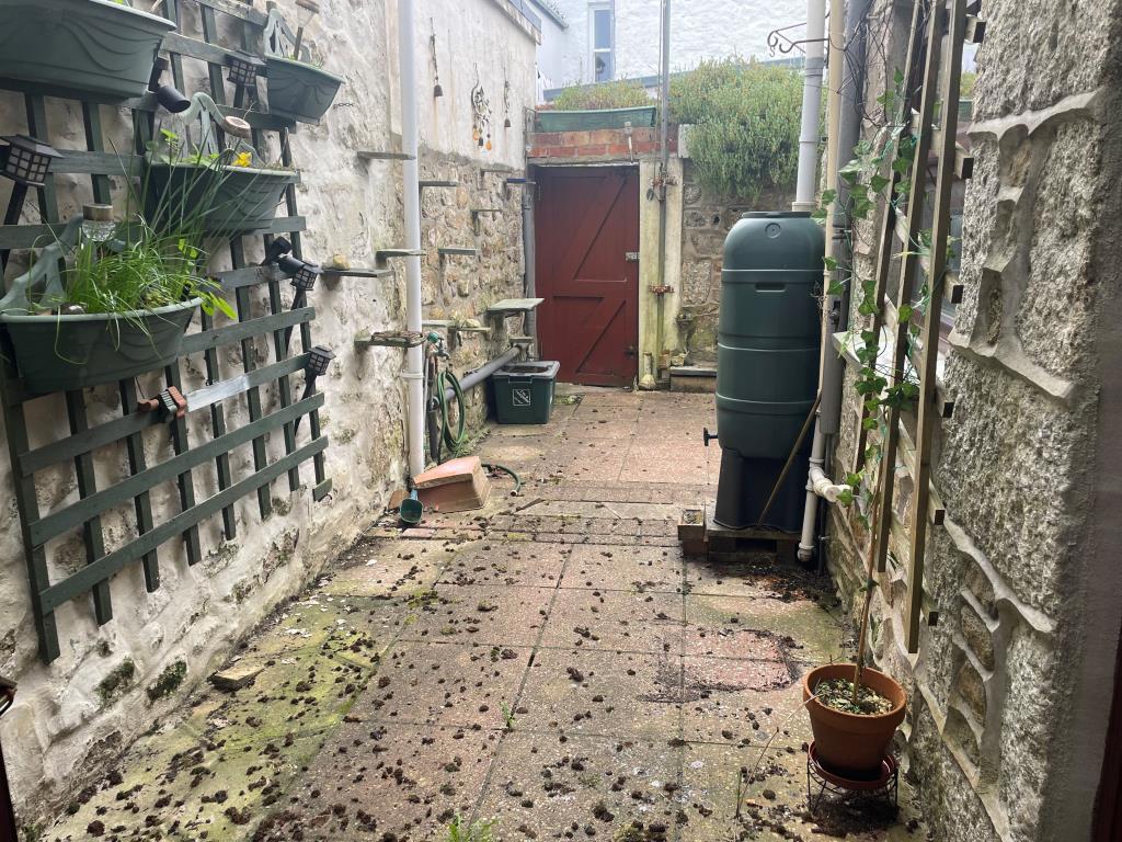 Lot: 153 - TERRACE PROPERTY FOR IMPROVEMENT - Rear garden space